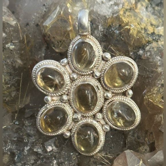Golden rutilated quartz flower sterling silver pendant - Picture 2 of 12